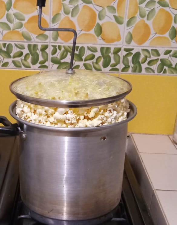 imagen olla con palomitas de maíz